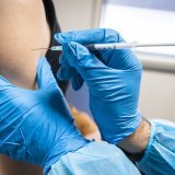 2,7 millions d'enfants de plus n'ont toujours pas été vaccinés ou de façon incomplète en 2023 (archives). KEYSTONE/JEAN-CHRISTOPHE BOTT
